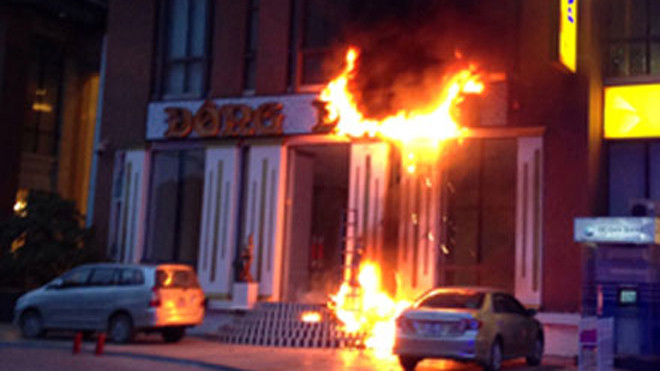 Những chiếc xe hơi được di chuyển khẩn cấp để tránh bị cháy lây.