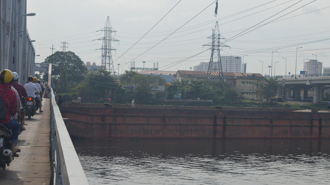 Chiếc sà lan mắc kẹt dưới gầm cầu Bình Lợi