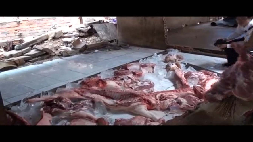 Thịt heo để trên nền sân, ruồi nhặng bu đầy