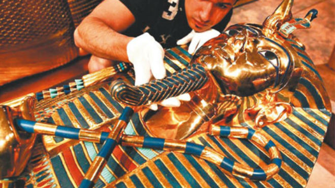 Chuyên viên Bảo tàng Quốc gia Ai Cập đo đạc vết nứt nhằm phục chế lại nguyên trạng tấm mặt nạ vô giá.