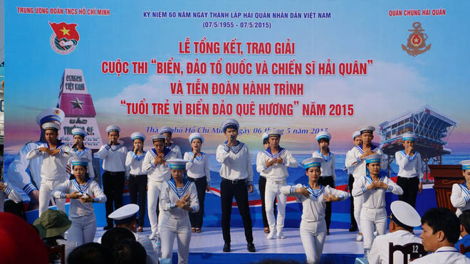 Tiết mục văn nghệ mở đầu chương trình tổng kết