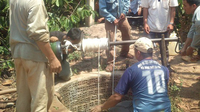 Người dân chuẩn bị vớt 1 xác chết dưới giếng nước trên rẫy cà phê. Ảnh minh họa