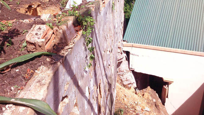 	Bờ taluy sạt lở làm sập tường nhà dân phía dưới