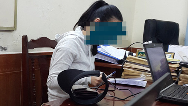 Một người mẫu bán dâm trong đường dây sex tour đang viết giải trình tại cơ quan công an. Ảnh: Người Lao Động