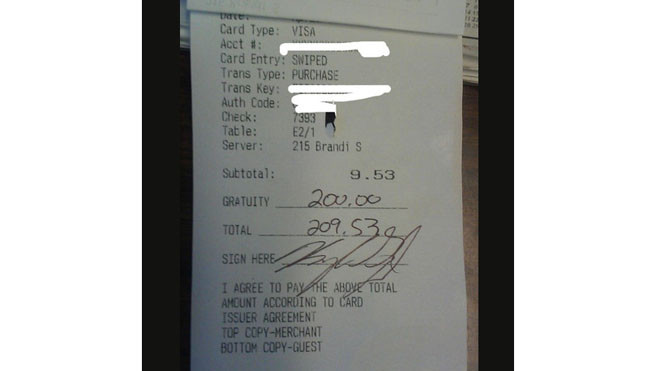 Nữ nhân viên bật khóc vì được 'boa' quá nhiều