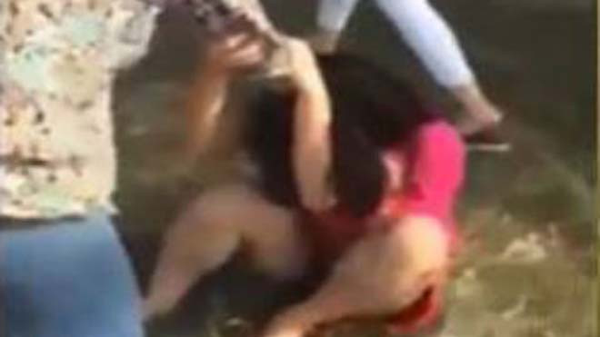 L. bị nhóm của Q. túm tóc, hành hung dã man