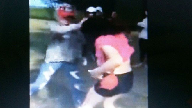 Hình ảnh nữ sinh Nguyễn Thị Q. túm tóc dùng mũ bảo hiểm đánh bạn tơi tả bị đình chỉ học 1 năm. Ảnh cắt từ clip