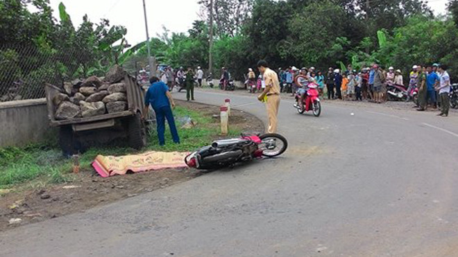 Máy cày cán chết người rồi lao xuống mương