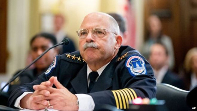 Cảnh sát trưởng Kim C Dine cho biết nhân viên bỏ quên súng trong nhà vệ sinh có thể bị đình chỉ 30 ngày hoặc bị đuổi việc nếu tái phạm. Ảnh: AP.