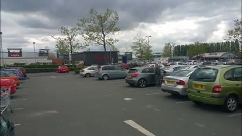 Trong một bãi đậu xe tại Manchester (Anh), rất nhiều lái xe đã không thể làm chủ được chiếc xe của mình do thiết bị gây nhiễu này.