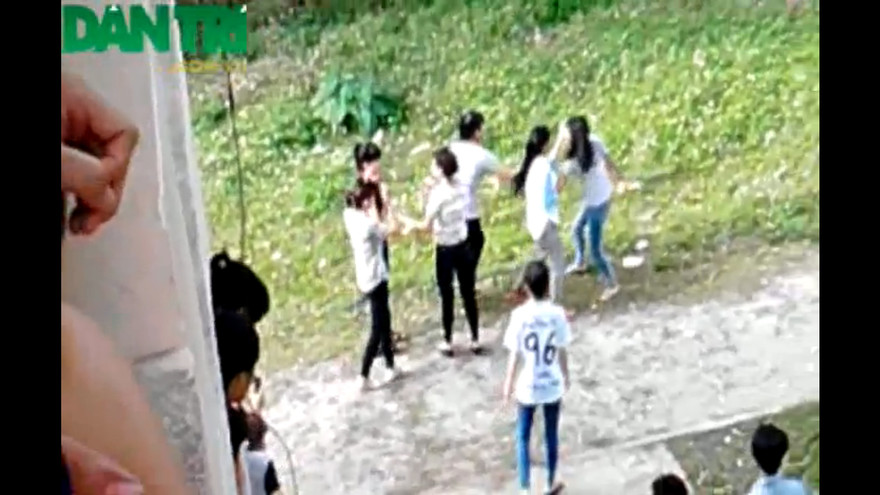Nữ sinh dùng thước đánh bạn giữa sân trường