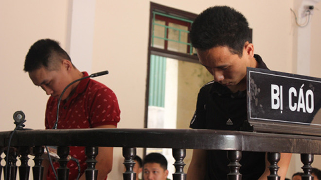 Phong (áo đen) và Ngọc cúi mặt nghe HĐXX tuyên án. Ảnh: Hải Bình.