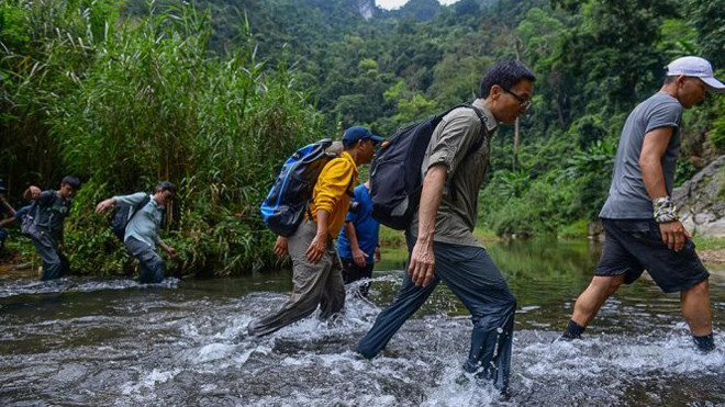 Phó Thủ tướng đeo ba lô, lội suối vào hang Sơn Đoòng