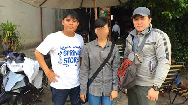 Các "hiệp sĩ" bên cạnh bảo vệ cô gái tội nghiệp - Ảnh: NT