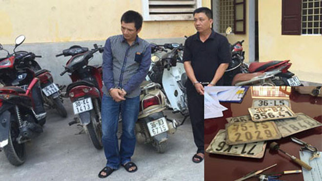 Nghi can Tống Văn Bắc (trái) và Trương Đình Thanh cùng tang vật vụ án. Ảnh: T. Thanh.