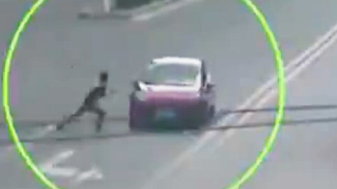 Đứng giữa đường rồi tự lao vào ô tô tự sát