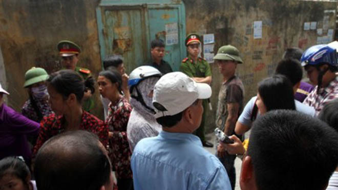 Hai công nhân được người dân đưa đi cấp cứu kịp thời (Ảnh: Nguyễn Duy - Lao Động)