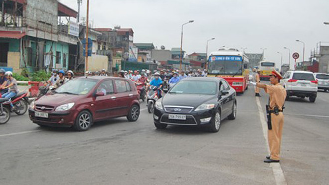 CBCS của Đội CSGT số 1 “căng mình” giữa nắng nóng để chỉ huy, điều khiển giao thông tại đầu Nam cầu Chương Dương