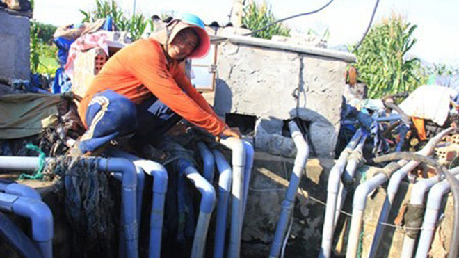 Bao quanh miệng giếng là 36 máy hút lớn nhỏ.