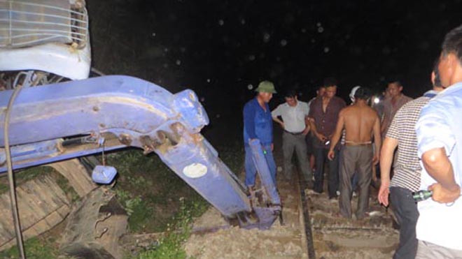 Hiện trường chiếc máy múc cắm xuống đường sắt. Ảnh: CTV đường sắt.