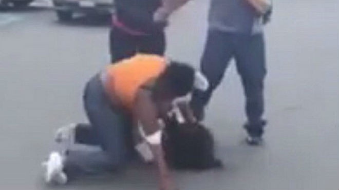 Bà mẹ đánh người vì chỗ đỗ xe. (Nguồn: Daily Mail)