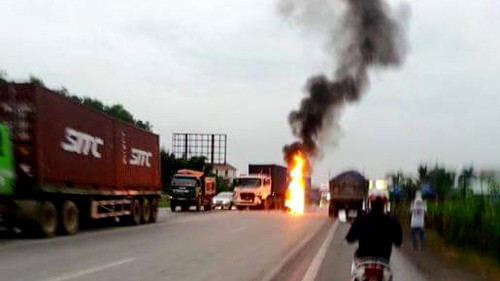 Đâm vào xe container, môtô bốc cháy trên quốc lộ