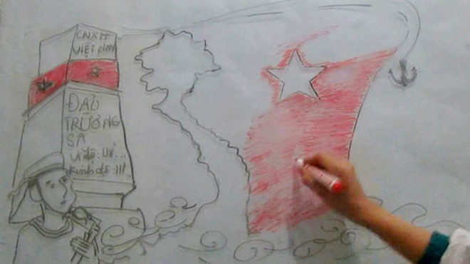 Hình ảnh Trường Sa được các em thể hiện bằng hình vẽ trên bảng mica. Ảnh cắt từ clip.