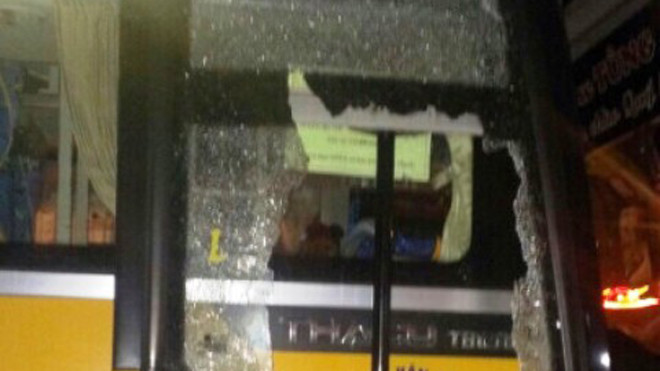 Cửa kính xe ô tô của nhà xe Tùng Anh bị 3 tên côn đồ đập vỡ. Ảnh do cơ quan công an cung cấp