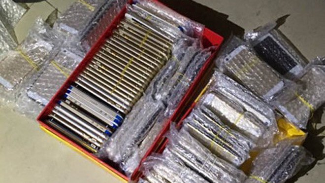 iPhone giả nhìn bóng loáng như hàng thật - Ảnh: N.T