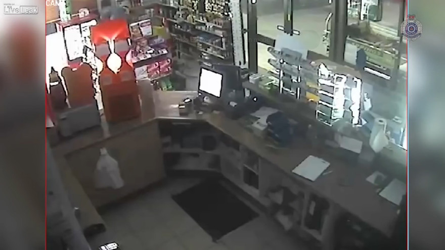 Tên trộm đập phá ATM gần xong thì.... bỏ đi