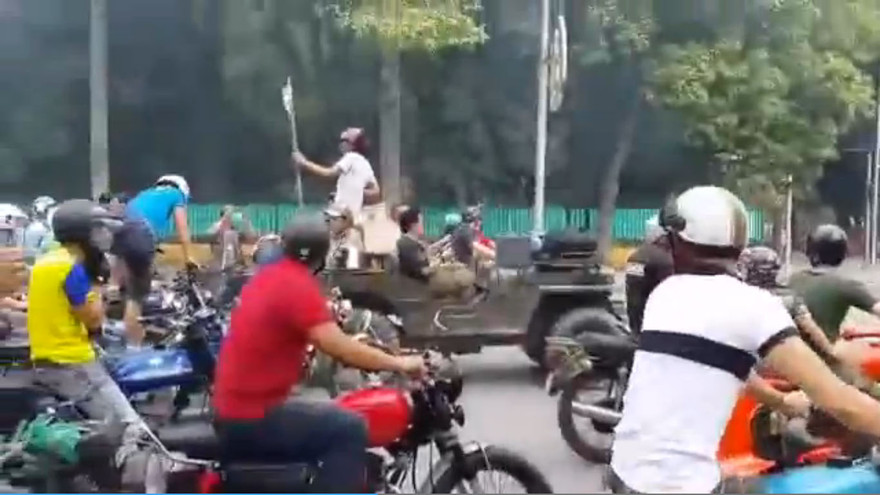 200 xe Minsk diễu phố Hà Nội, khói bốc mù mịt