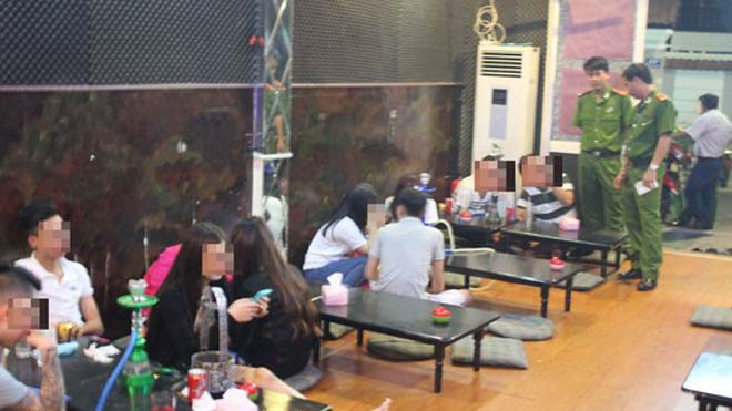 Công an tỉnh Bà Rịa - Vũng Tàu kiểm tra một quán cà phê có bán shisha - Ảnh: Ngọc Giang