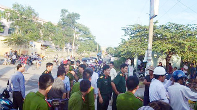 Cột điện nơi khởi nguồn vụ chập điện bị cháy đen.