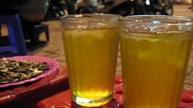 Trà đá mát lạnh nhưng tiềm ẩn nhiều rủi ro cho sức khỏe. Ảnh minh họa