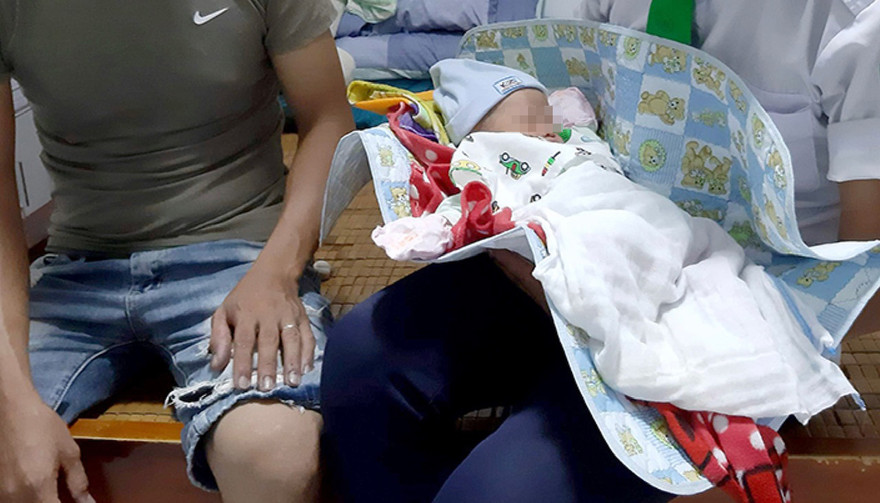 Mặc dù có nhiều người đến xin cháu bé về nuôi, nhưng gia đình anh Th. quyết tâm giữ cháu.