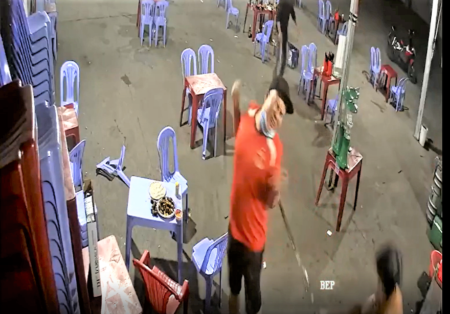Clip: Cô gái bất lực nhìn bạn cầm mã tấu chém người trong quán nhậu