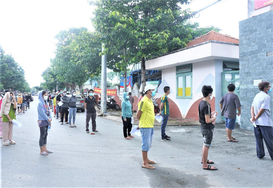 Vụ công nhân bị trừ lương do xét nghiệm COVID giá cao: Lỗi do ai?