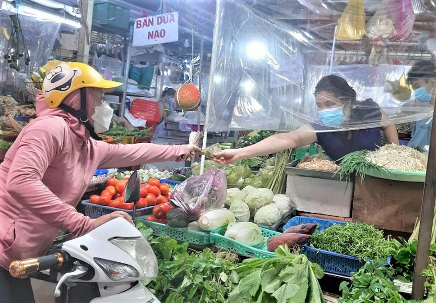 Bình Dương: Hơn 45.000 F0 điều trị tại nhà, tiểu thương lo lắng lập vách ngăn phòng dịch