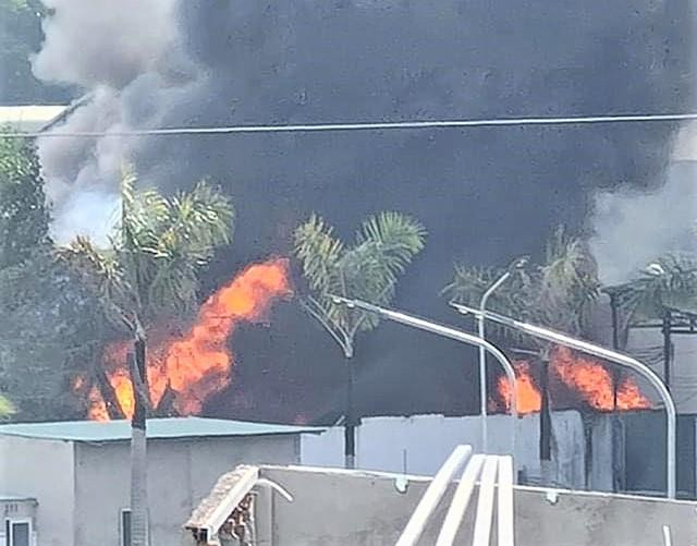 Xưởng phế liệu trong khu dân cư bốc cháy ngùn ngụt