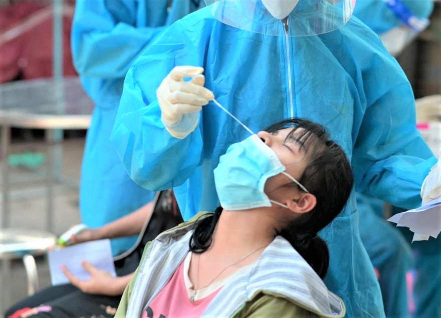 Công nhân 'choáng' vì trừ lương 4,5 triệu phí xét nghiệm COVID-19, ngành chức năng nói gì?