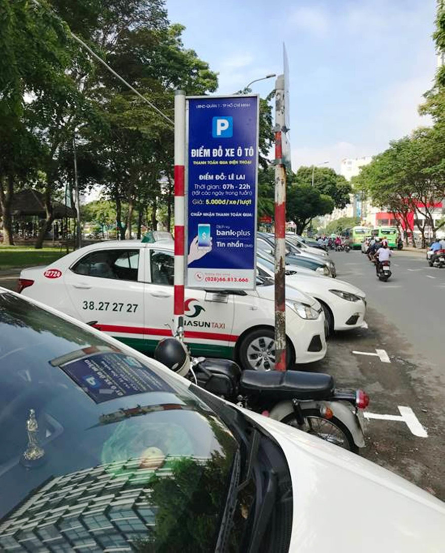 Thất thoát 'khủng”, TPHCM giao thanh niên xung phong thu phí đỗ xe trên đường