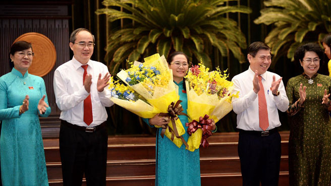 Tập thể lãnh đạo TPHCM tặng hoa chúc mừng tân Chủ tịch HĐND TPHCM Nguyễn Thị Lệ - Ảnh: Zing