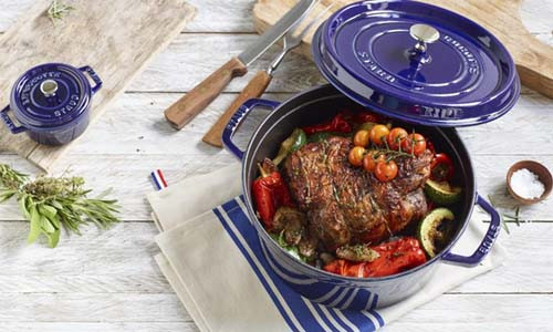 Nồi gang tráng men Staub sang trọng khi đặt trên bàn ăn