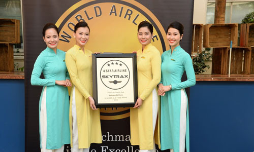 Chị Phạm Thị Bích (ngoài cùng bên trái).