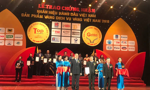 Phó Tổng Giám đốc Trương Thanh Tùng đại diện HVC Group nhận giải thưởng “Top 50 nhãn hiệu hàng đầu Việt Nam” và “Top 20 sản phẩm vàng Việt Nam” năm 2018