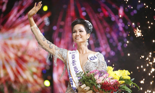 Đằng sau những hào quang có được thời gian qua, Hen chia sẻ cô không ít lần rơi nước mắt vì áp lực.