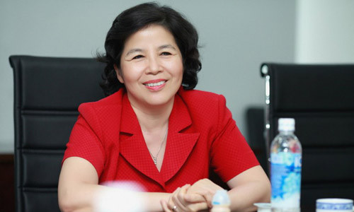 "Tôi nghĩ là tương lai thì cũng sẽ như tất cả các nước trên thế giới thôi, tất cả sẽ giao dịch thương mại điện tử và các cửa hàng truyền thống sẽ gặp khó. Và như vậy, doanh nghiệp rõ ràng sẽ phải chuẩn bị, và chúng tôi chuẩn bị bằng cách là xây dựng hệ th