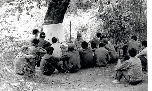 Tiểu đoàn 1, Trung đoàn 271, Sư đoàn 302, Mặt trận 479 họp triển khai nhiệm vụ tiến công căn cứ của địch. Ảnh do nhân vật cung cấp.