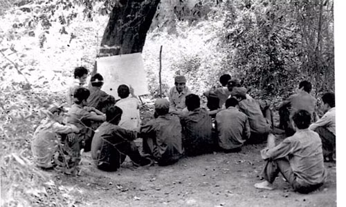 Tiểu đoàn 1, Trung đoàn 271, Sư đoàn 302, Mặt trận 479 họp triển khai nhiệm vụ tiến công căn cứ của địch. Ảnh do nhân vật cung cấp.