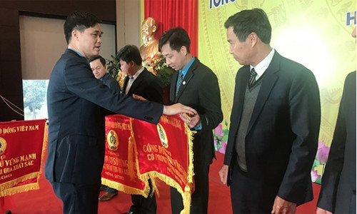 Phó Chủ tịch Tổng LĐLĐVN Ngọ Duy Hiểu trao Cờ thi đua của Tổng LĐLĐVN cho các tập thể thuộc CĐ TKV